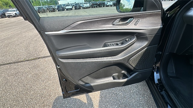 new 2025 Jeep Grand Cherokee car, priced at $45,025
