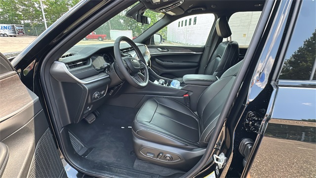 new 2025 Jeep Grand Cherokee car, priced at $45,025
