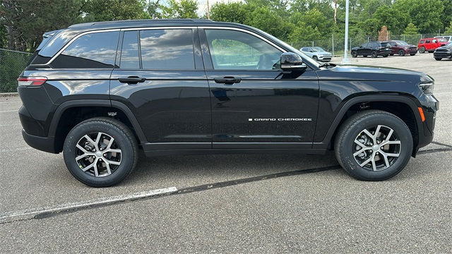 new 2025 Jeep Grand Cherokee car, priced at $45,025