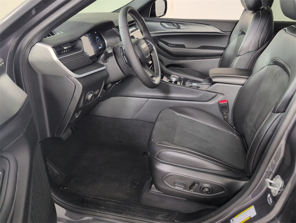 new 2025 Jeep Grand Cherokee car, priced at $35,125