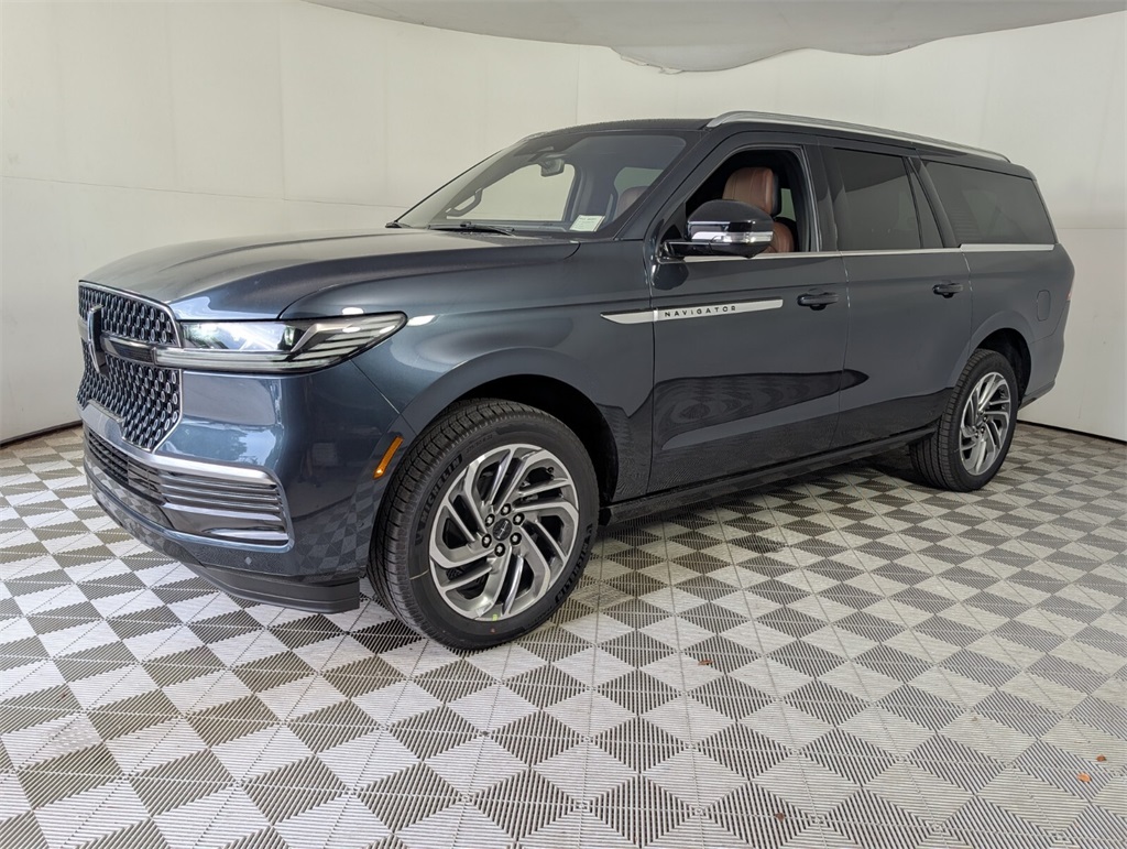 new 2025 Lincoln Navigator car, priced at $105,930