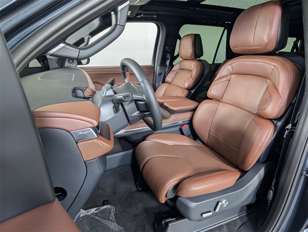 new 2025 Lincoln Navigator car, priced at $105,930