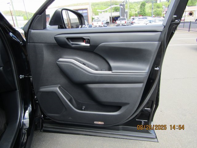 used 2021 Toyota Highlander car, priced at $33,499