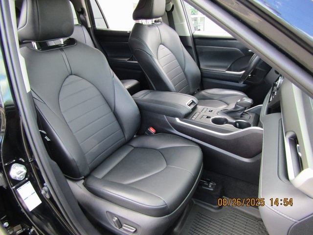used 2021 Toyota Highlander car, priced at $33,499