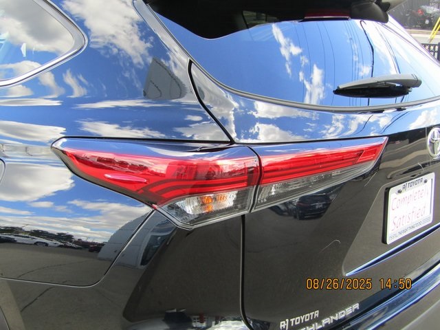 used 2021 Toyota Highlander car, priced at $33,499