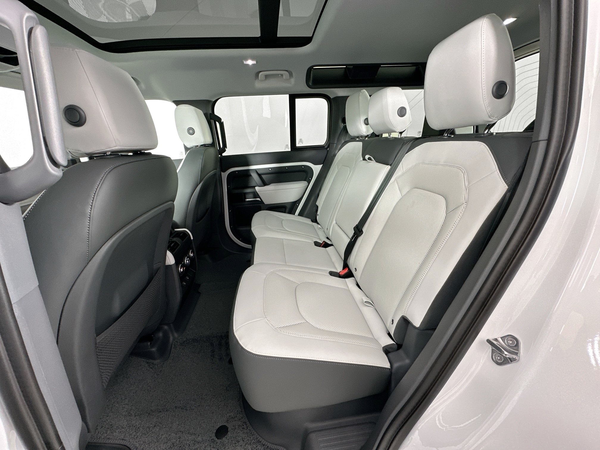 new 2025 Land Rover Defender 110 car