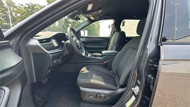new 2025 Jeep Grand Cherokee car, priced at $42,179