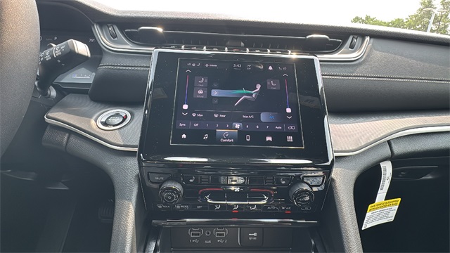 new 2025 Jeep Grand Cherokee car, priced at $42,179