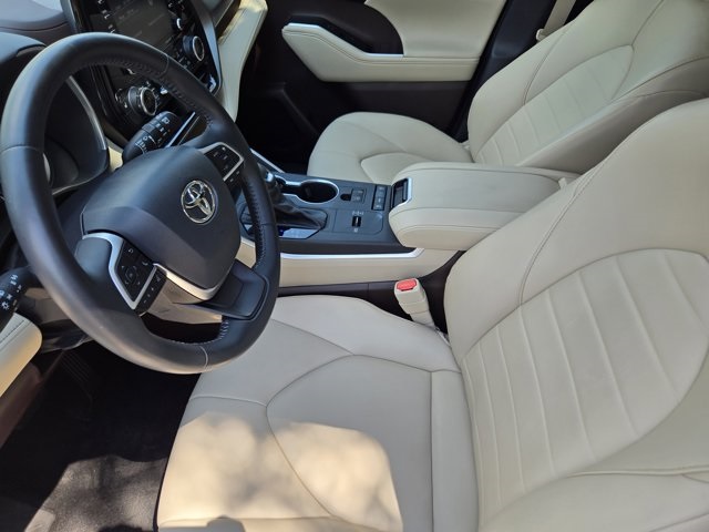 used 2022 Toyota Highlander car, priced at $36,500