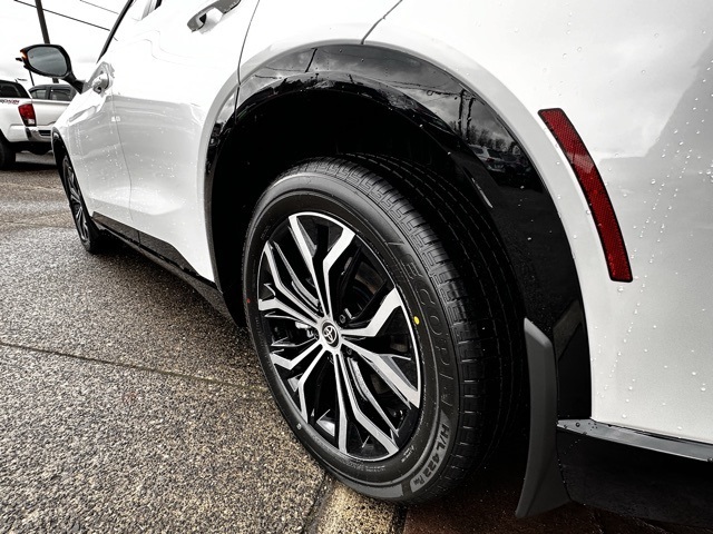 new 2025 Toyota Crown Signia car