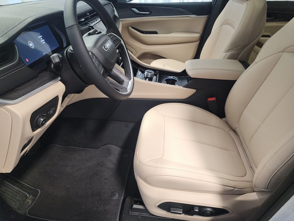 new 2025 Jeep Grand Cherokee car, priced at $47,885