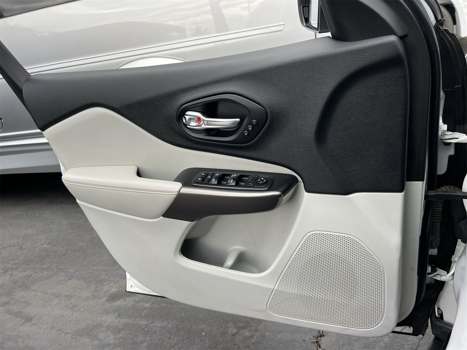 used 2019 Jeep Cherokee car, priced at $17,495