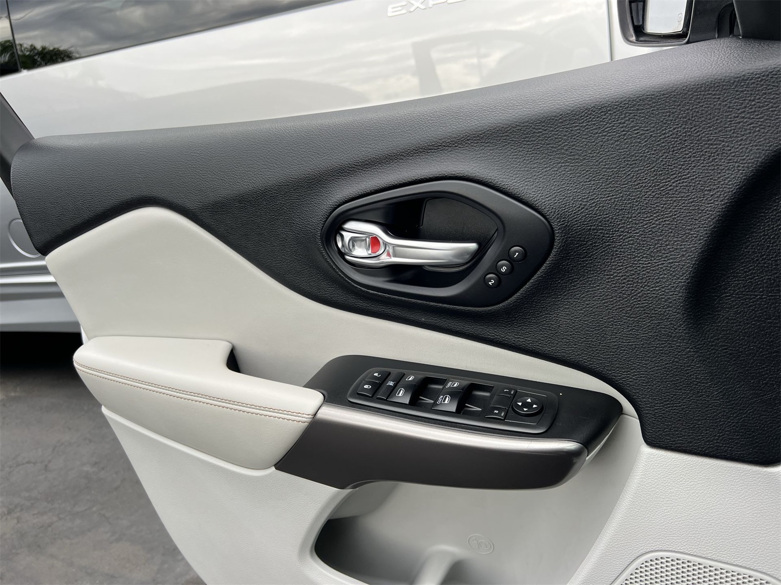 used 2019 Jeep Cherokee car, priced at $17,495