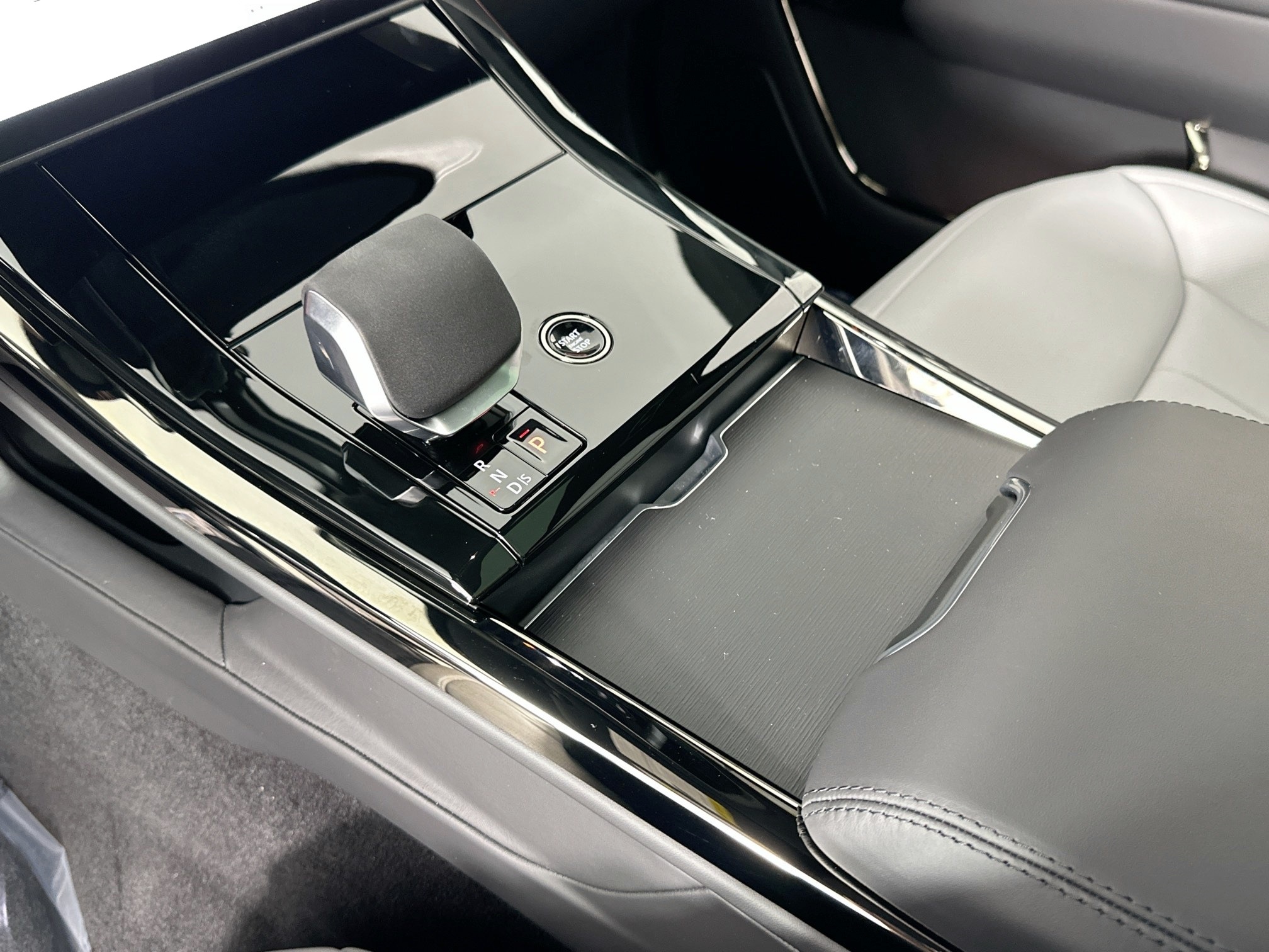 new 2025 Land Rover Range Rover Sport car, priced at $104,785