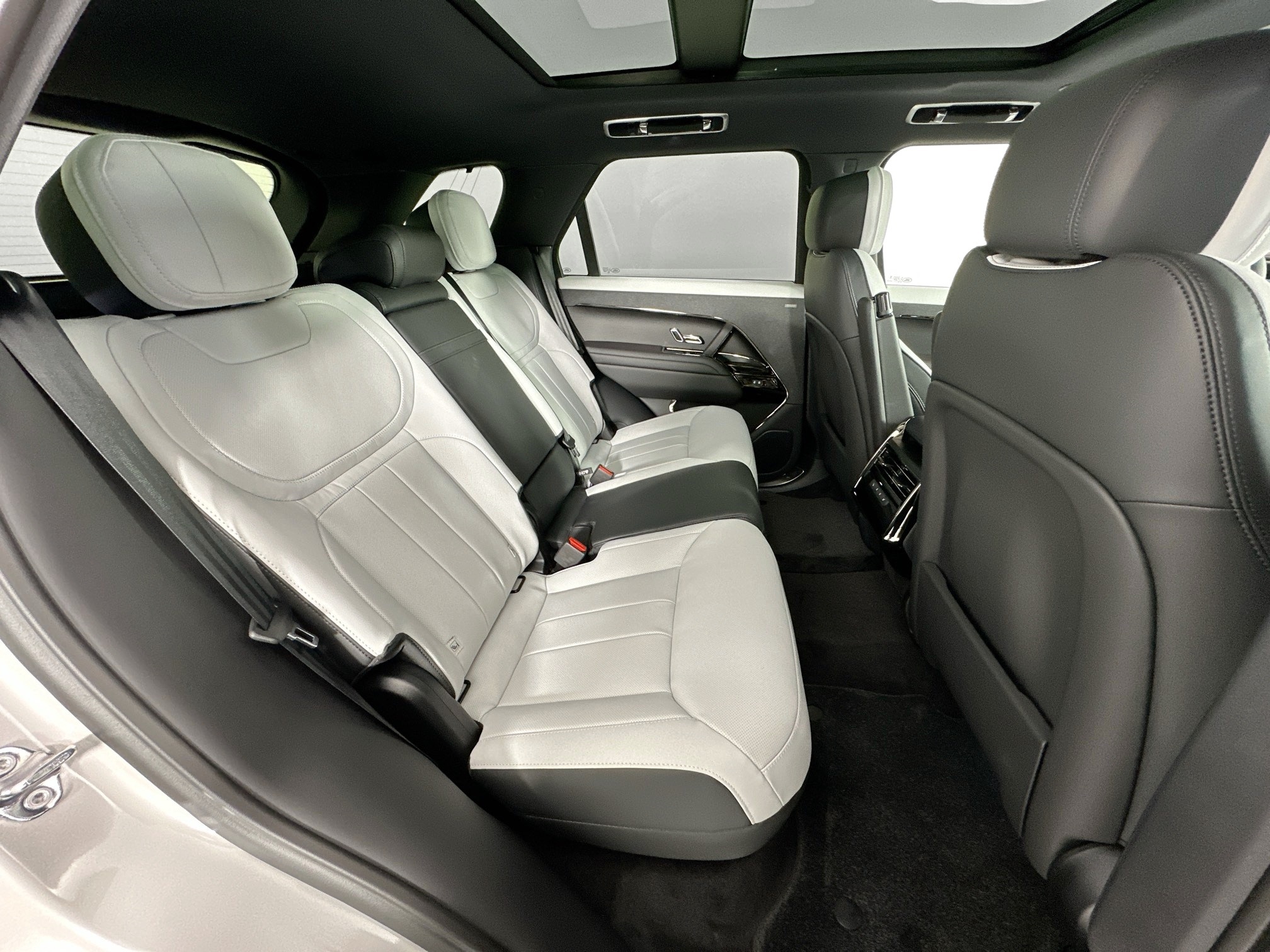 new 2025 Land Rover Range Rover Sport car, priced at $104,785