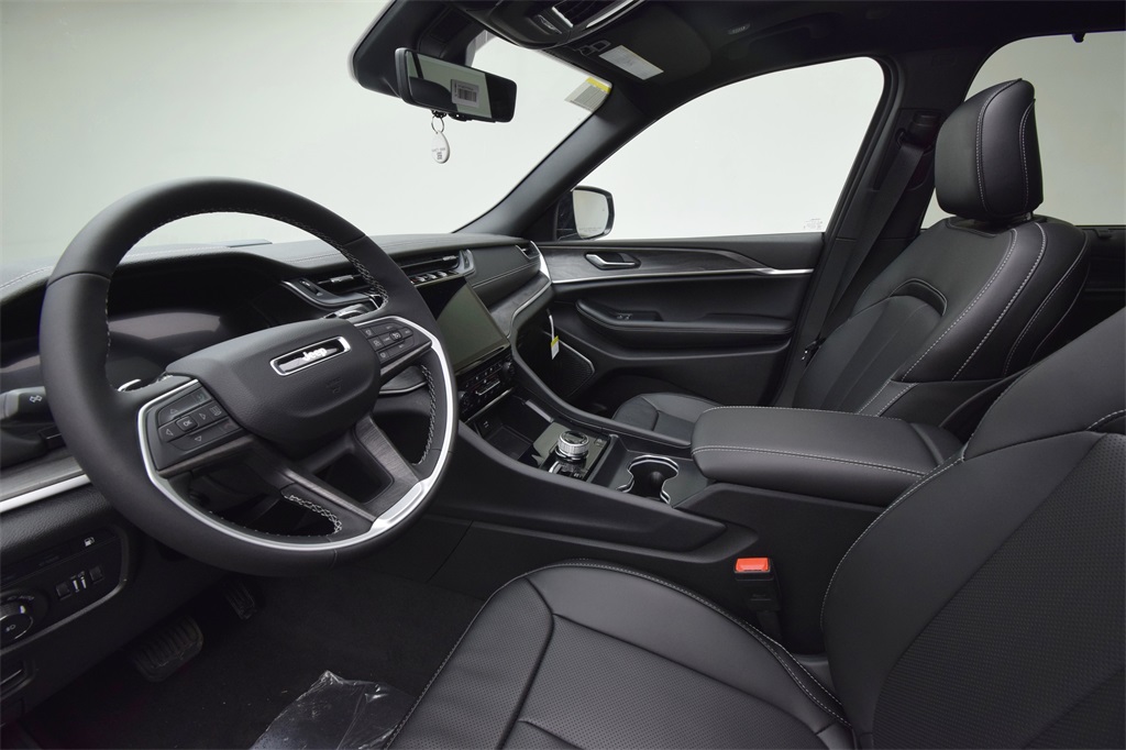 new 2025 Jeep Grand Cherokee car, priced at $55,592