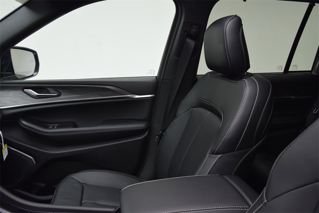 new 2025 Jeep Grand Cherokee car, priced at $55,592