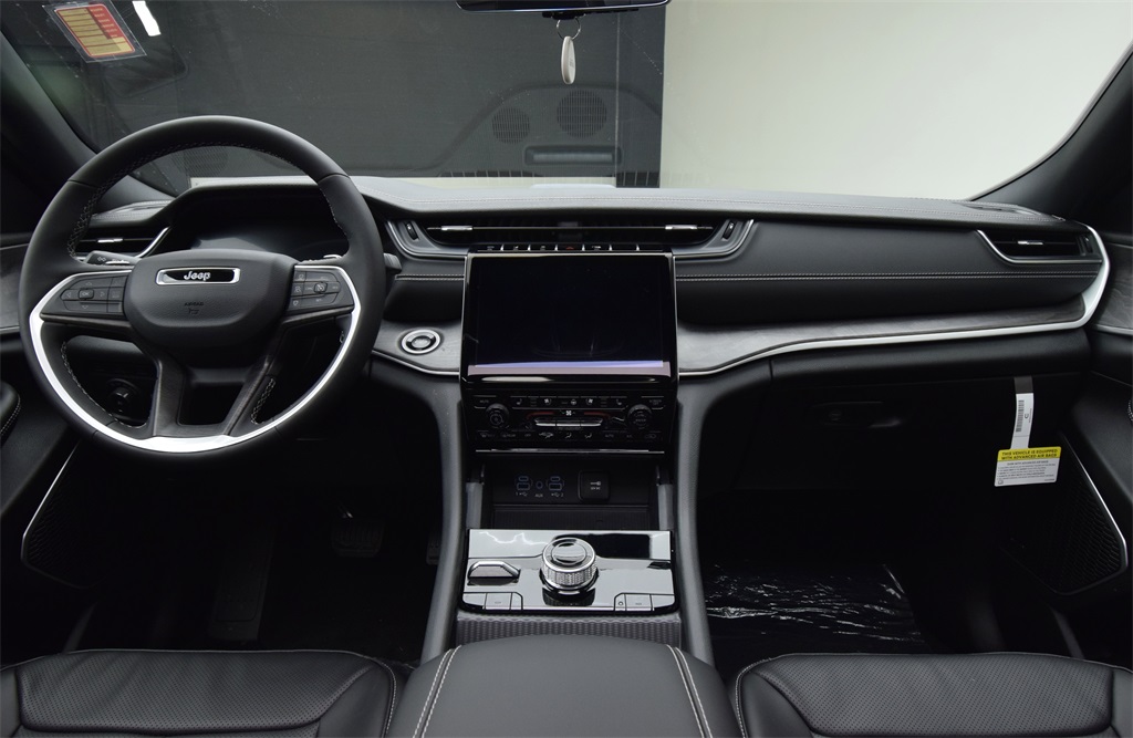 new 2025 Jeep Grand Cherokee car, priced at $55,592