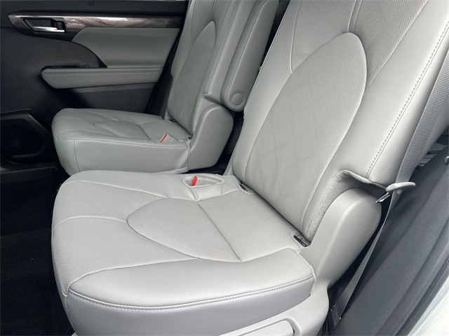 new 2025 Toyota Highlander car, priced at $55,587