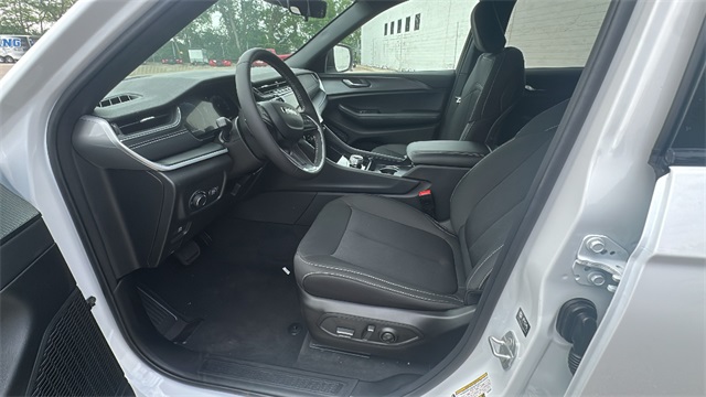 new 2025 Jeep Grand Cherokee car, priced at $41,648