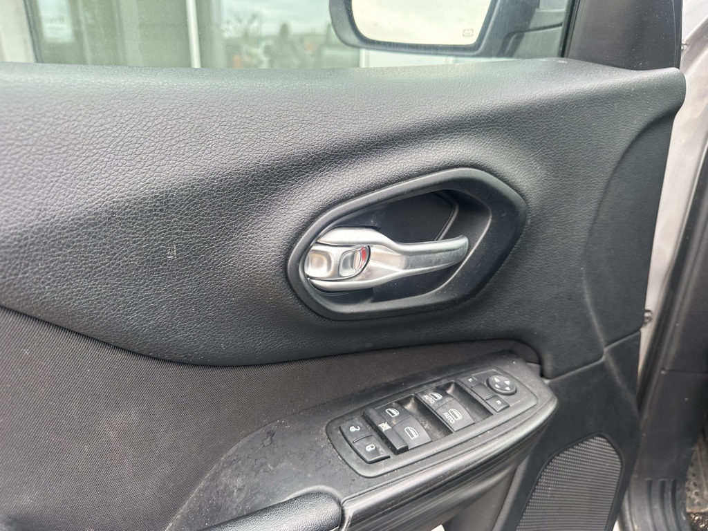 used 2014 Jeep Cherokee car, priced at $10,750