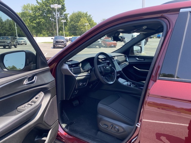 new 2025 Jeep Grand Cherokee car, priced at $35,531