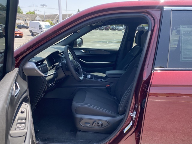 new 2025 Jeep Grand Cherokee car, priced at $35,531