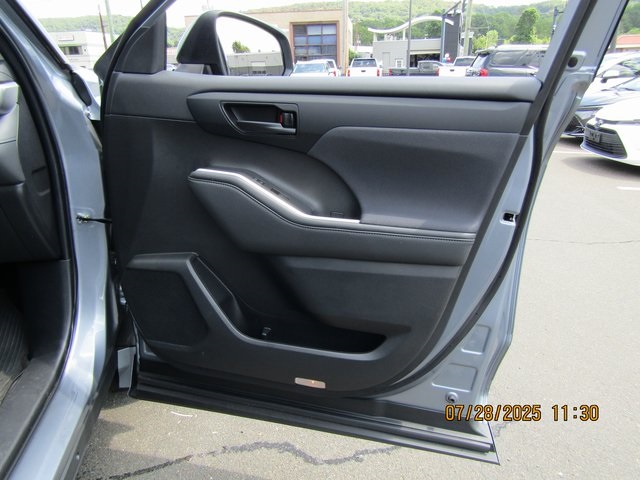 used 2022 Toyota Highlander car, priced at $33,999