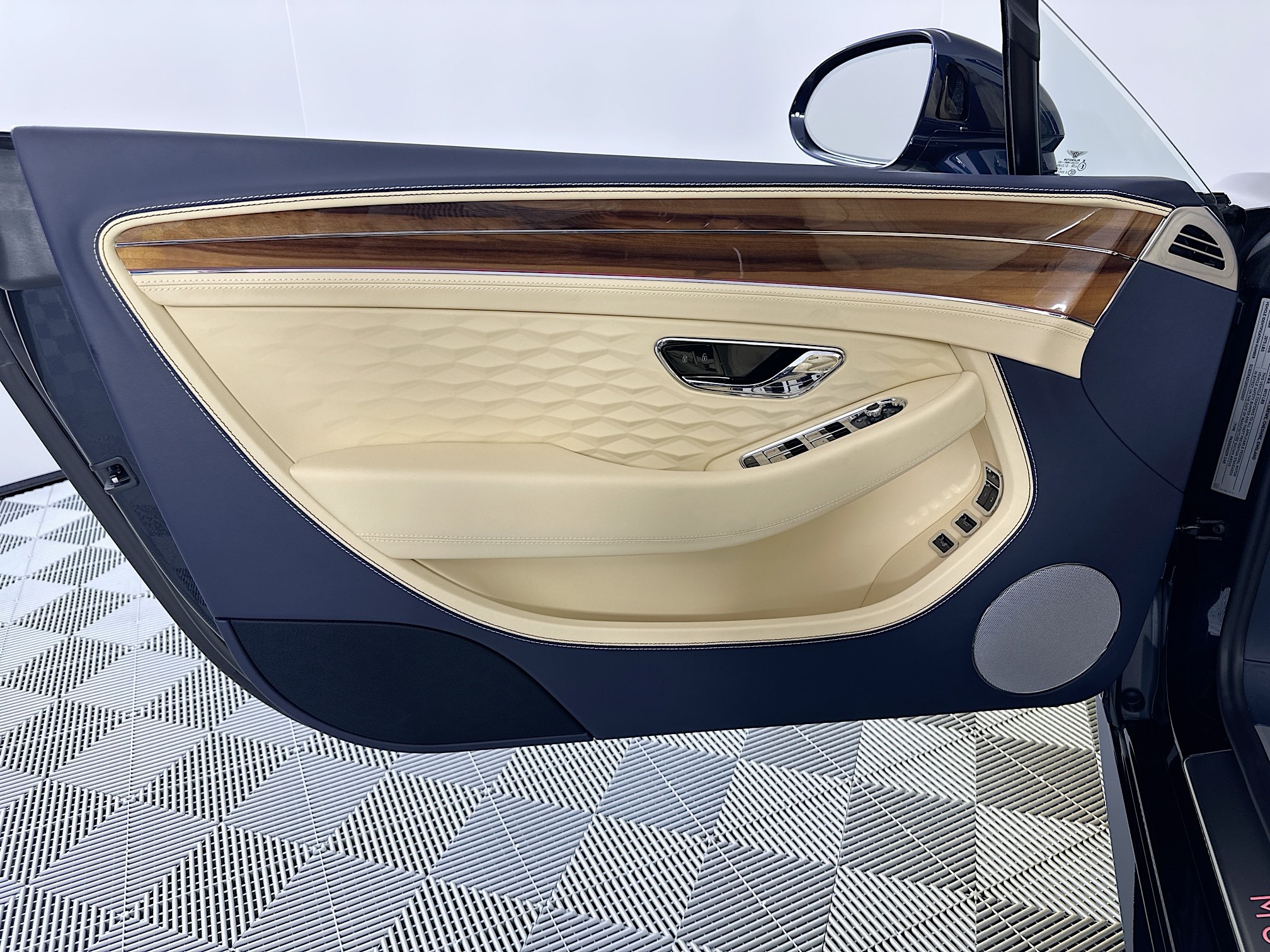 new 2025 Bentley Continental GTC car