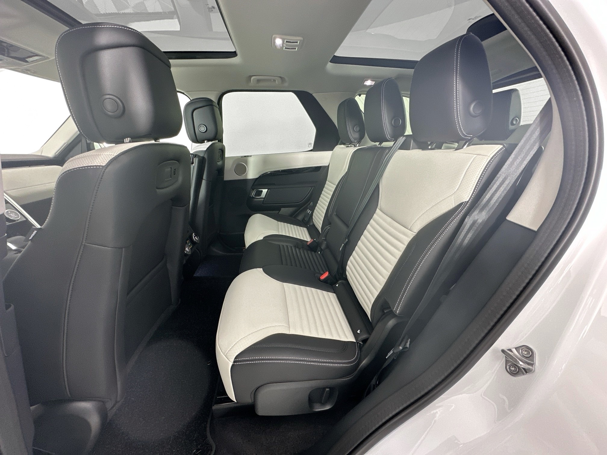 used 2025 Land Rover Discovery car, priced at $58,995