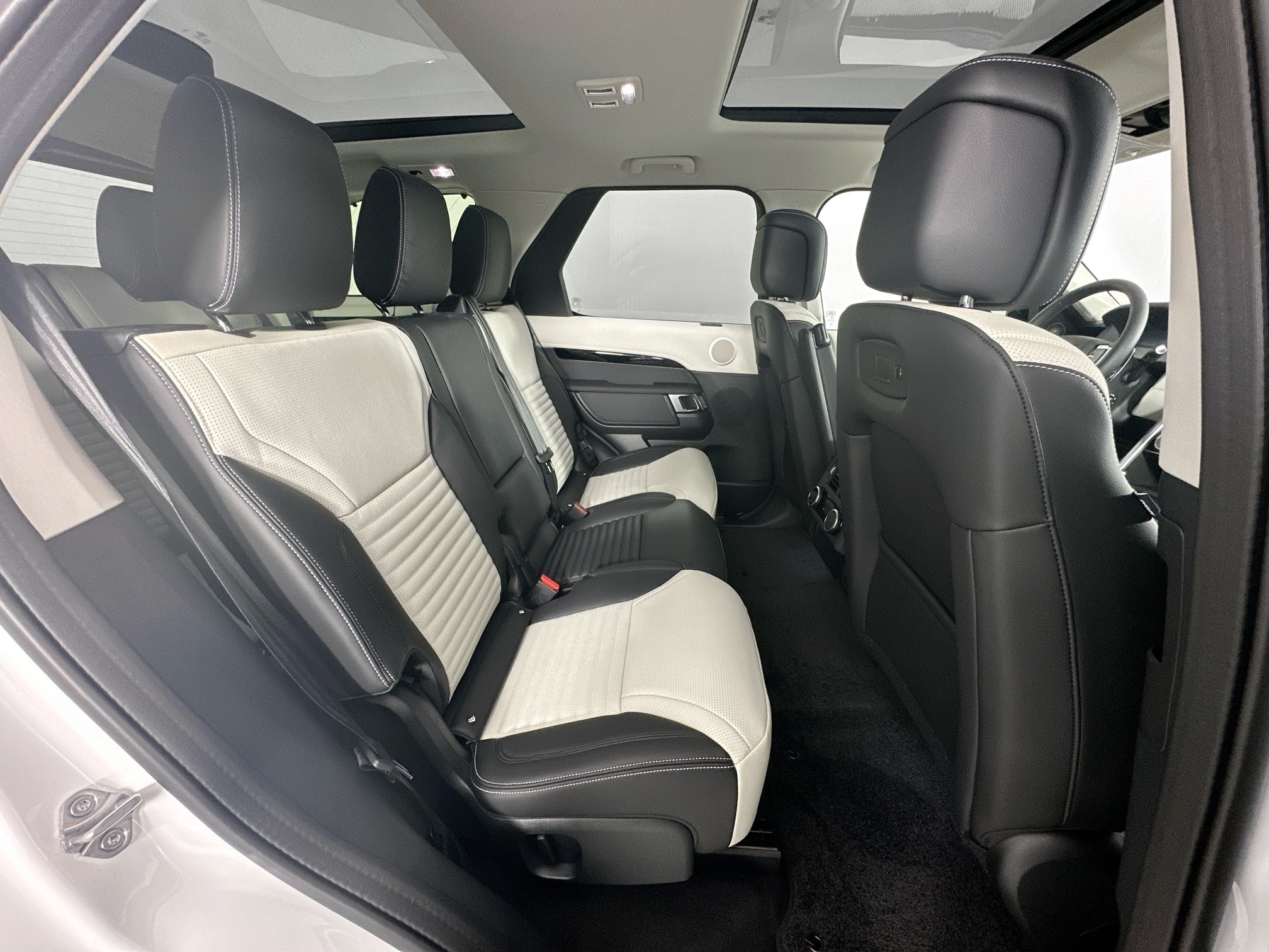 used 2025 Land Rover Discovery car, priced at $58,995