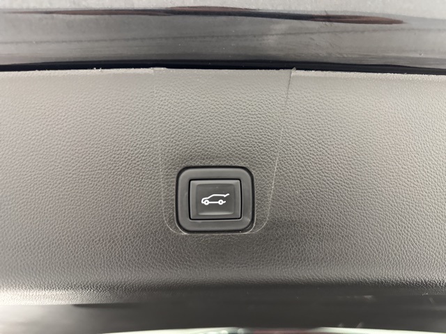 used 2023 Chevrolet Traverse car, priced at $28,988