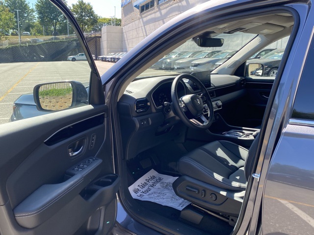 used 2025 Honda Pilot car, priced at $47,275