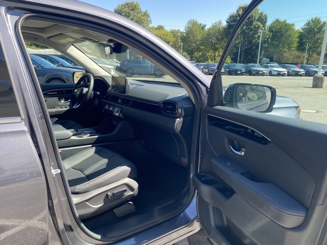 used 2025 Honda Pilot car, priced at $47,275