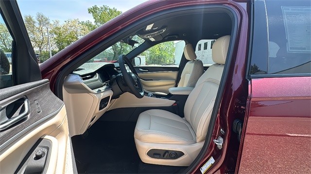 new 2025 Jeep Grand Cherokee car, priced at $46,275