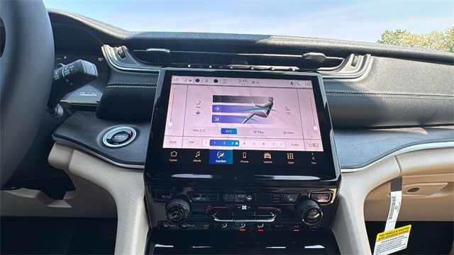 new 2025 Jeep Grand Cherokee car, priced at $46,275