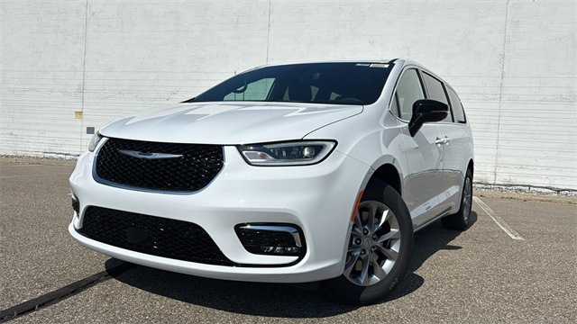 new 2025 Chrysler Pacifica car, priced at $47,169