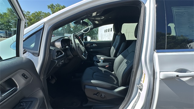 new 2025 Chrysler Pacifica car, priced at $47,169
