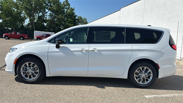 new 2025 Chrysler Pacifica car, priced at $47,169