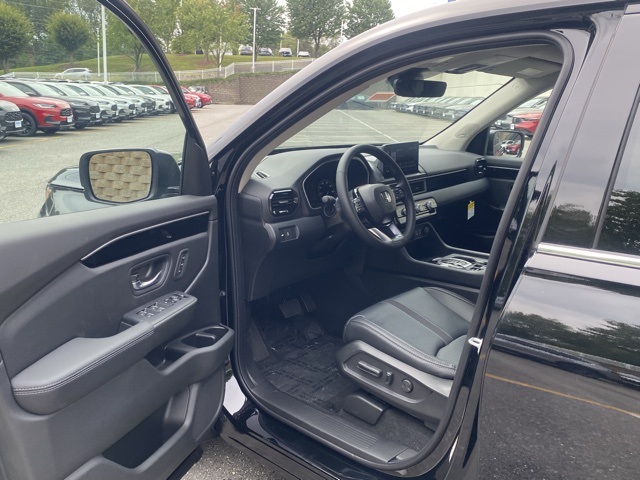 new 2025 Honda Pilot car, priced at $46,755