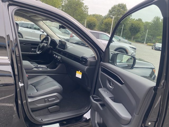 new 2025 Honda Pilot car, priced at $46,755
