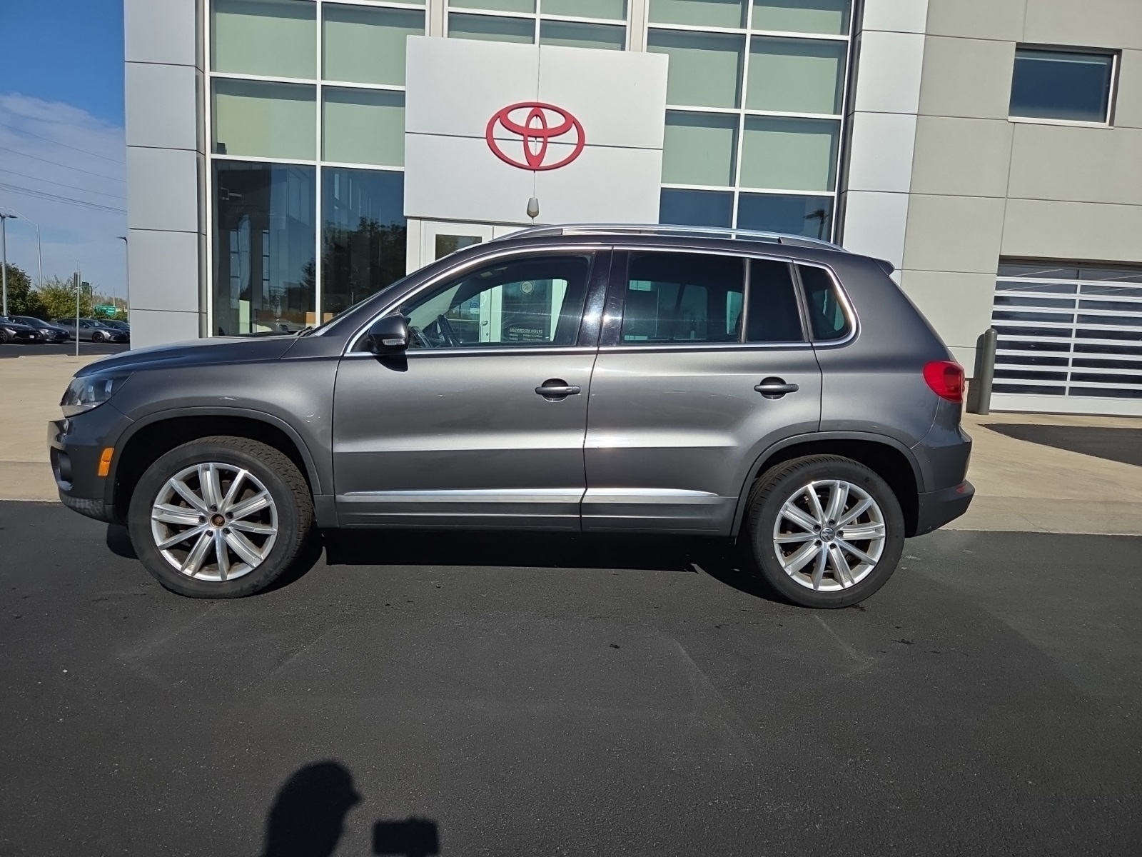 used 2014 Volkswagen Tiguan car, priced at $5,244