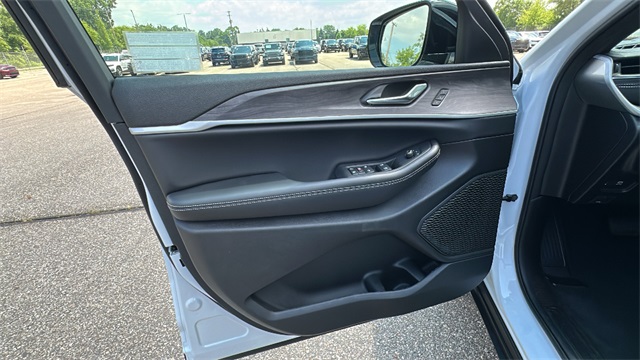 new 2025 Jeep Grand Cherokee car, priced at $44,494