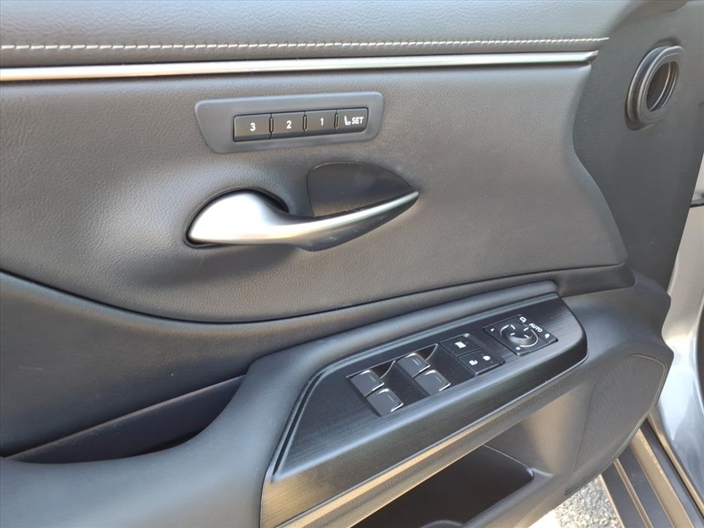 used 2021 Lexus ES car, priced at $32,500