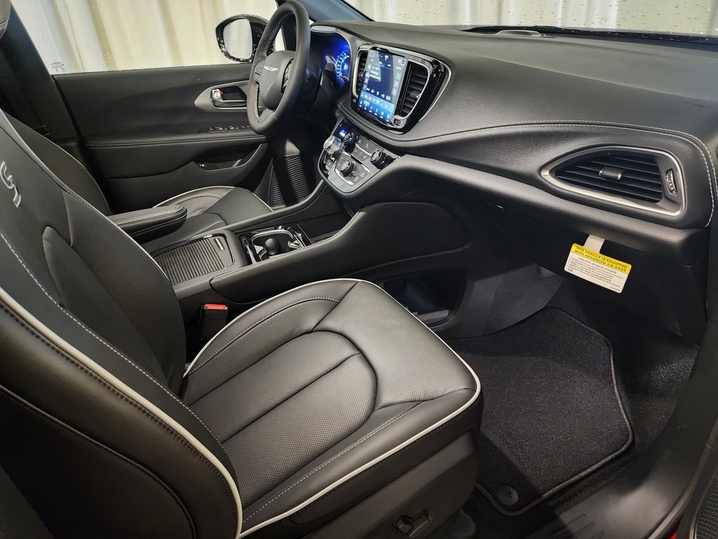 new 2025 Chrysler Pacifica Hybrid car, priced at $43,999