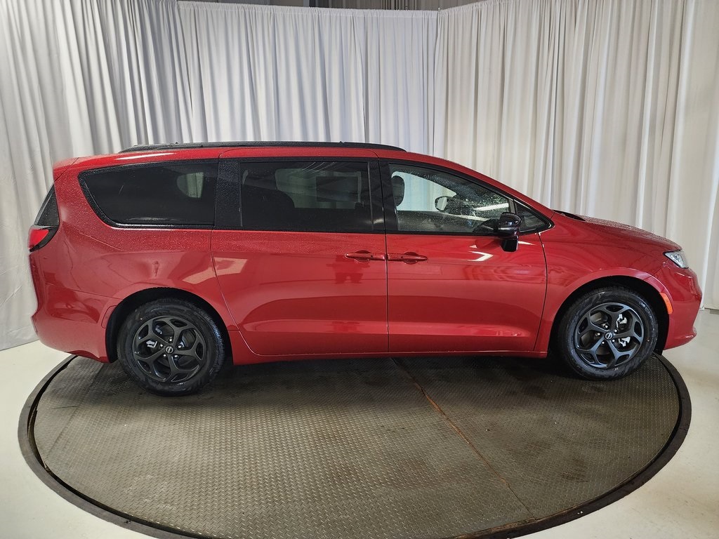 new 2025 Chrysler Pacifica Hybrid car, priced at $43,999