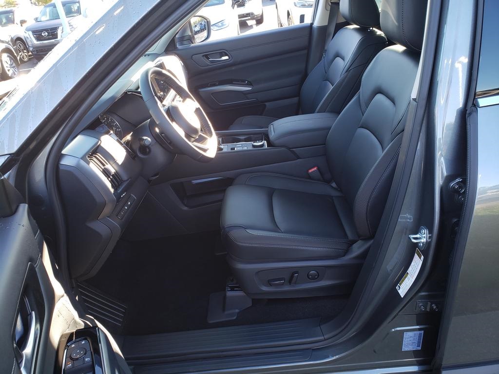 new 2025 Nissan Pathfinder car, priced at $40,728