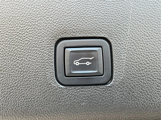 used 2022 Chevrolet Traverse car, priced at $26,288
