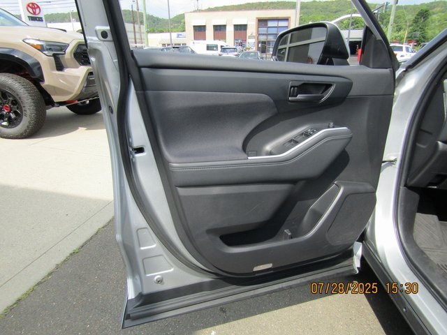 used 2022 Toyota Highlander car, priced at $33,999