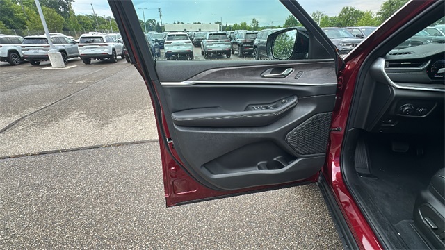 new 2025 Jeep Grand Cherokee car, priced at $45,025